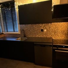 gouden mozaiek blokjes aan een keuken achterwand
