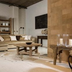 Sfeervolle woonkamer met houten meubels en leren wandbekleding