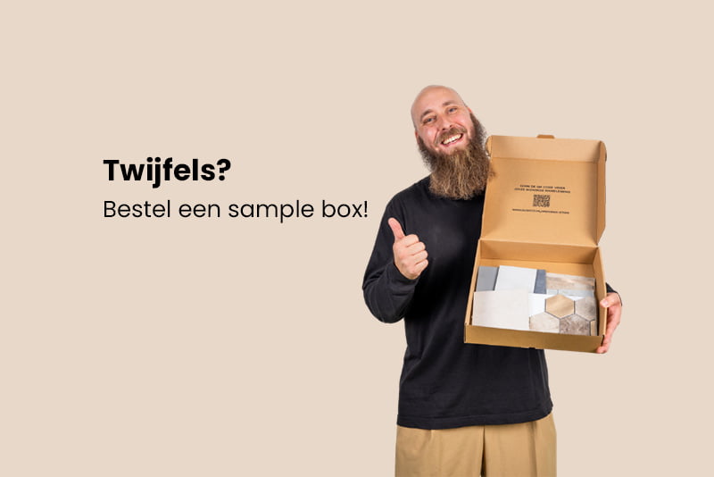 Man met baard toont een open sample box met verschillende materialen en geeft een duim omhoog met de tekst 'Twijfels? Bestel een sample box!' op een beige achtergrond