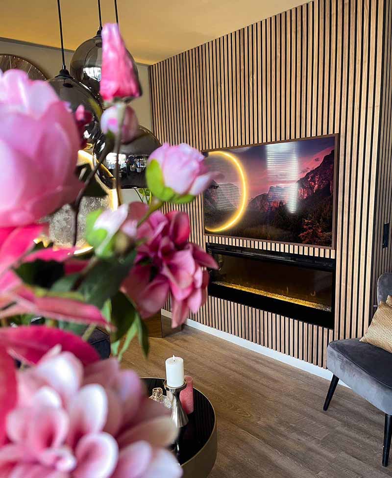 sfeerfoto akoestische panelen tv muur met bloemen op de voorgrond