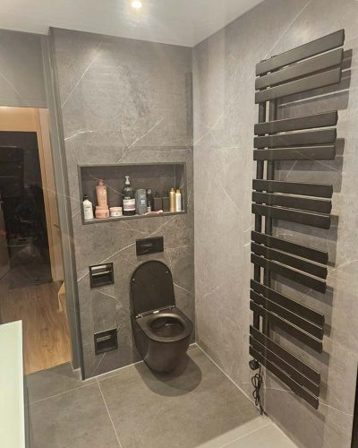Moderne badkamer met grijze tegels en zwarte toilet hotel chique