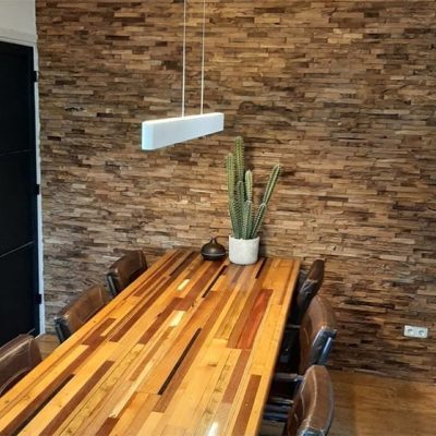 Eetkamer met houten muur en tafel met planten