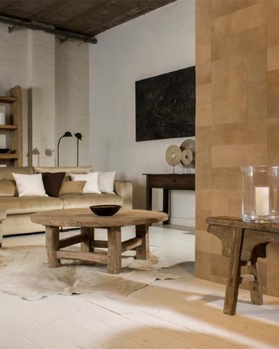 Sfeervolle woonkamer met houten meubels en leren wandbekleding