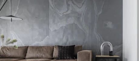 Woonkamer met carbon black wandbekleding muur en hanglamp