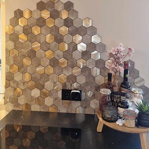 Keuken met gouden en grijze hexagon tegels romantisch interieur