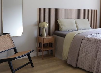 Slaapkamer met houten hoofdeinde Scandinavisch stijl