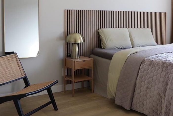 Slaapkamer met houten hoofdeinde Scandinavisch stijl