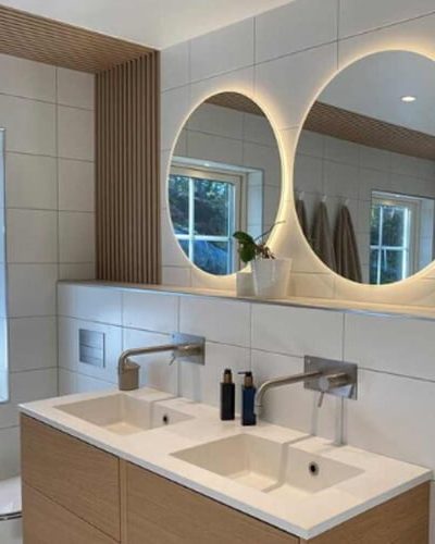 Badkamer met dubbele wastafel en ronde spiegels Scandinavisch stijl