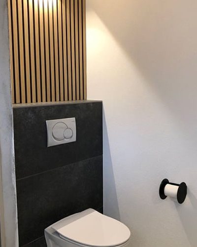 Toilet met houten wandpaneel Scandinavisch stijl