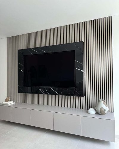 Woonkamer met tv en houten wandpanelen Scandinavisch stijl