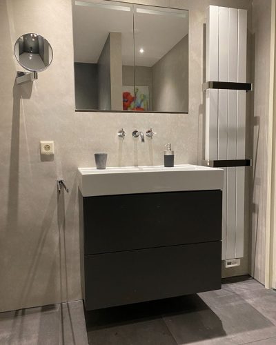 Badkamer met moderne wastafel Scandinavisch stijl