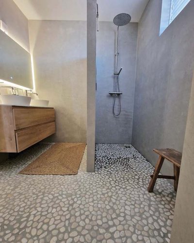 Badkamer met inloopdouche en kiezelvloer Scandinavisch stijl